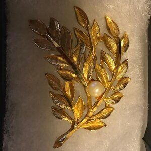 Vintage BSK Pearl and Goldtone Leaf Brooch, Fine Condition (1950s/1960s)